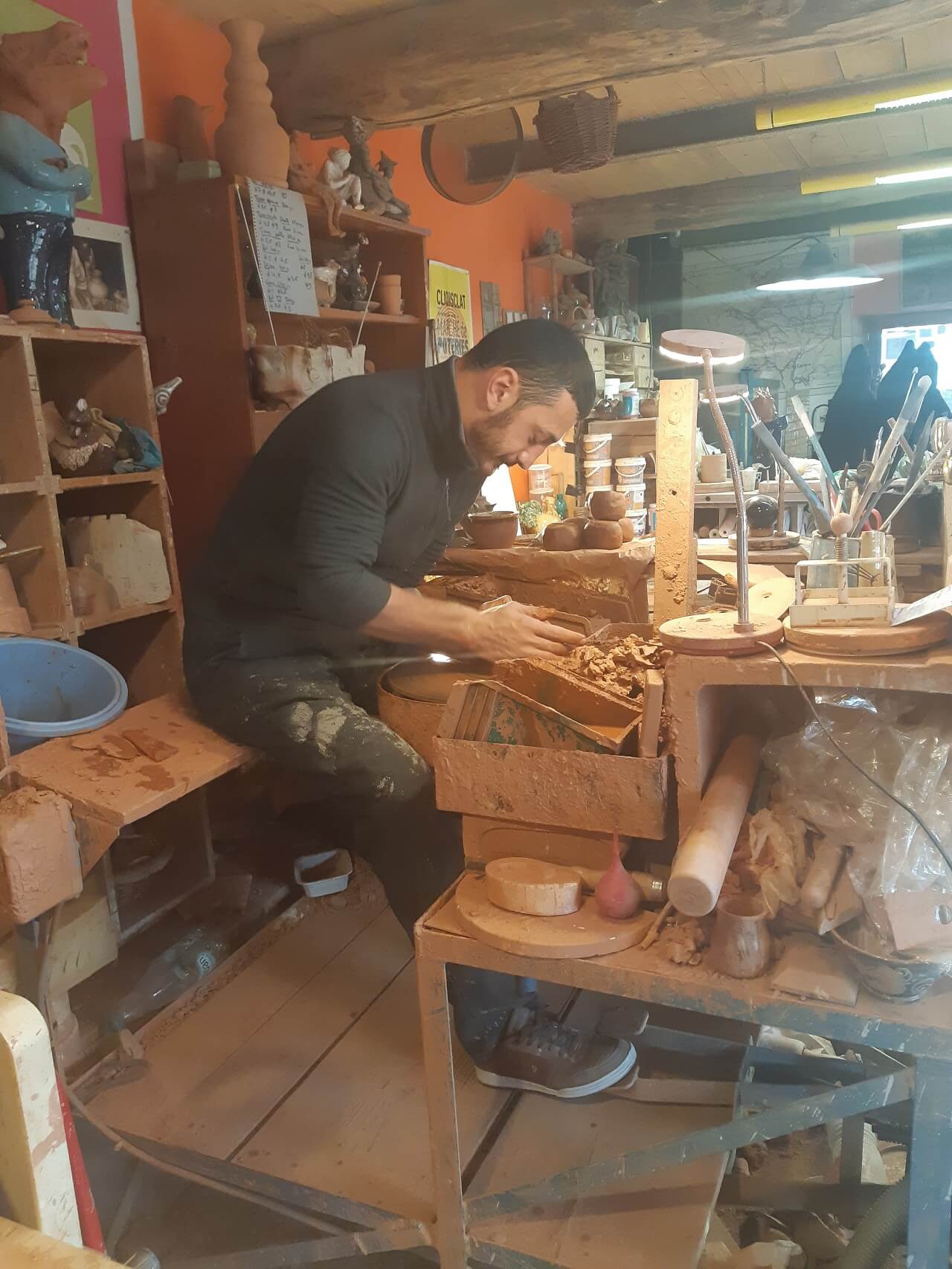 Mher Hovhannisyan, céramiste-décorateur de l'atelier de Gumri est en train de tourné une pièce dans l'atelier de Marc Giroudon, à Villerest ( Loire, France).
