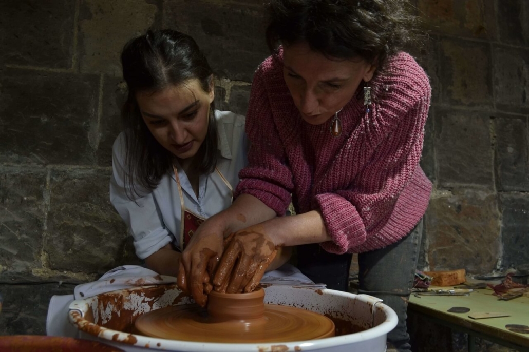 Une céramiste de l'atelier de Gumri en formation avec Estelle Richard