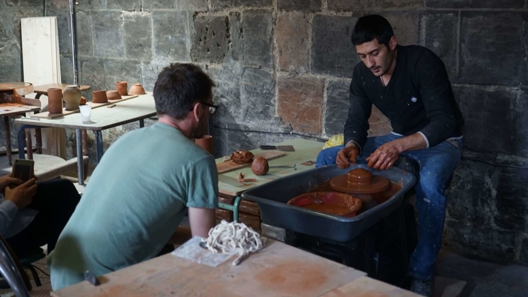 Un céramiste de l'atelier de Gumri en formation avec Julien Mazard