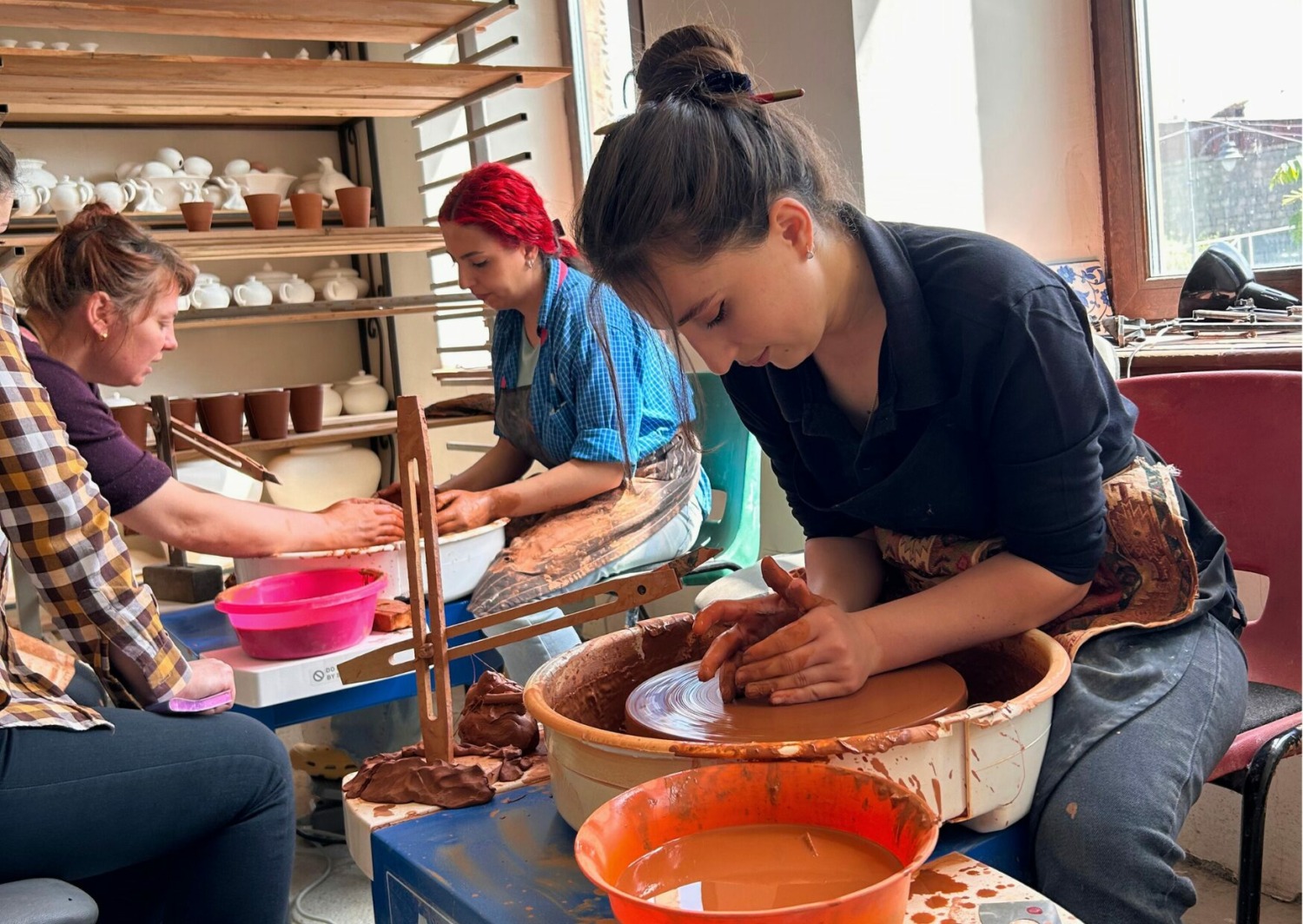 Les artisans de l'atelier de Gumri se forment au tournage avec Angélique Faget